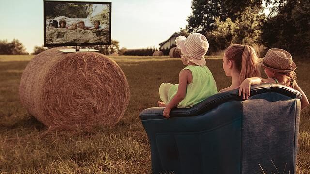 テレビを見てる家族